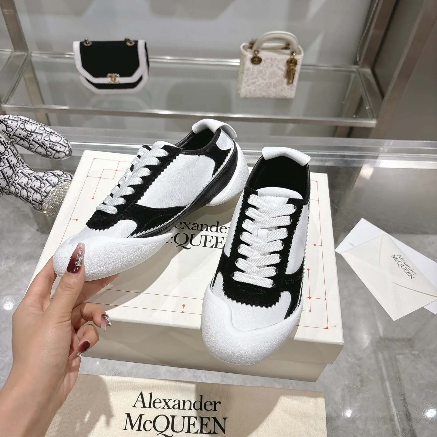 👟👟Ex-factory price 580👟👟 Men's size +10 2025 McQueen's new AIexanderMcQUEEN✅ The original quality has been certified! The original version is reproduced 1:1, and the latest products are available at the latest counters simultaneously. • McQueen logo • Round toe box • Lightweight segmented sole design, made of imported stretch breathable fabric + grained cowhide, soft inner lining and insole, comfortable for walking and not stuffy on the feet. Five colors: black and white • white • apricot • black brown • yellow Fabric: grained cowhide + stretch fabric + cow suede Insole: imported sheepskin Women’s model: 35–40 (40 for women is non-refundable) Men’s model: 40-45 (45 for men is non-refundable) Women’s model: (men’s model +10)